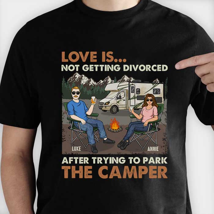 L'amour ne divorce pas après avoir essayé de garer le camping-car - T-shirt unisexe personnalisé, sweat à capuche, sweat-shirt - Cadeau pour couple, mari et femme, anniversaire, fiançailles, mariage, mariage, cadeau de camping