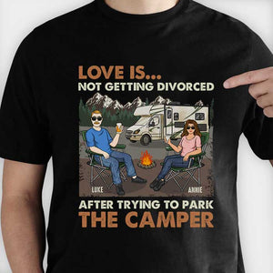 L'amour ne divorce pas après avoir essayé de garer le camping-car - T-shirt unisexe personnalisé, sweat à capuche, sweat-shirt - Cadeau pour couple, mari et femme, anniversaire, fiançailles, mariage, mariage, cadeau de camping