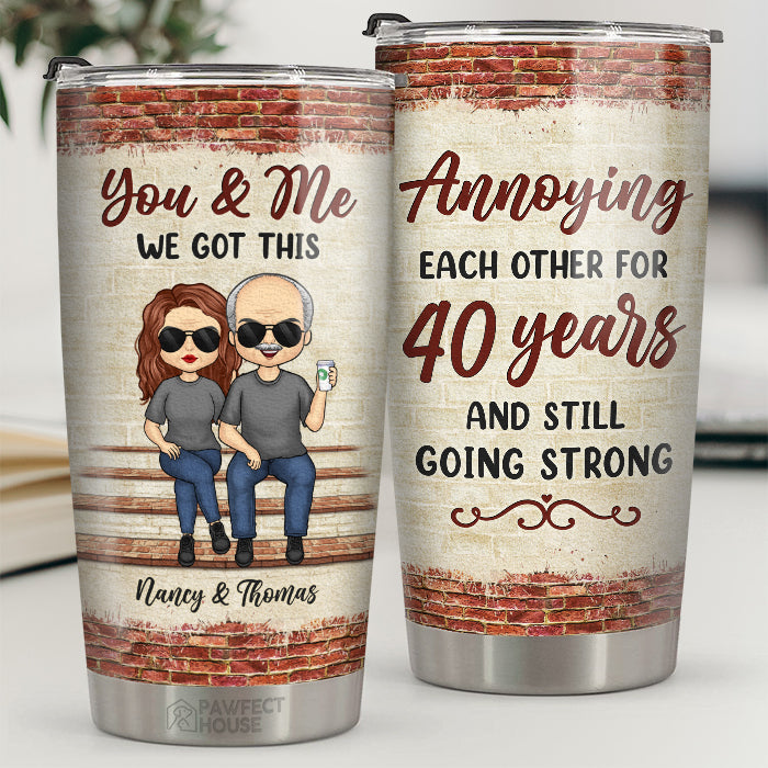 Toi et moi - On s'agace l'un l'autre depuis des décennies et on est toujours aussi forts - Verre personnalisé pour couple - Cadeau pour mari et femme, anniversaire