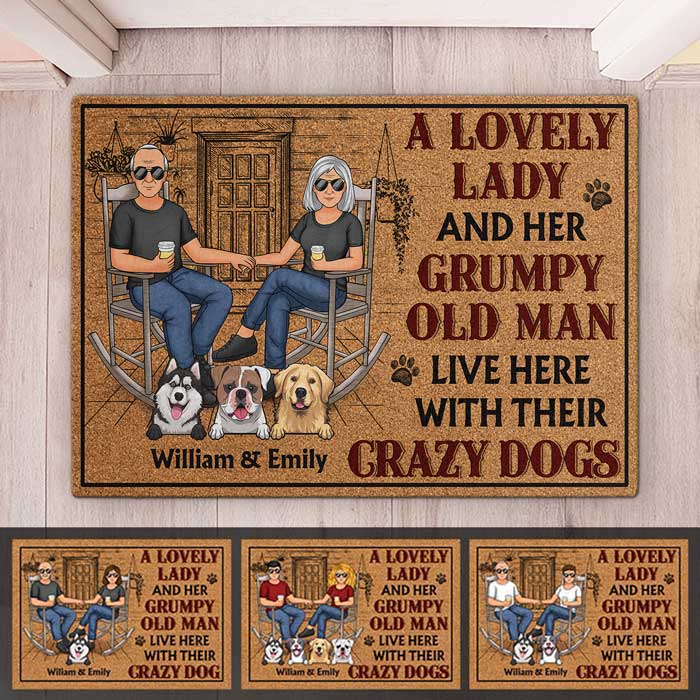 Une charmante dame et son vieil homme grincheux vivent ici avec leurs chiens fous - Tapis décoratif personnalisé pour couple - Cadeau pour couples, propriétaires d'animaux, amoureux des animaux