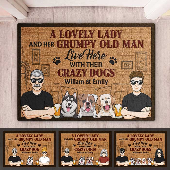 Une charmante dame et son vieil homme grincheux vivent ici - Tapis décoratif personnalisé pour chien - Cadeau pour couples, propriétaires d'animaux et amoureux des animaux