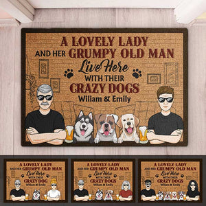 Une charmante dame et son vieil homme grincheux vivent ici - Tapis décoratif personnalisé pour chien - Cadeau pour couples, propriétaires d'animaux et amoureux des animaux