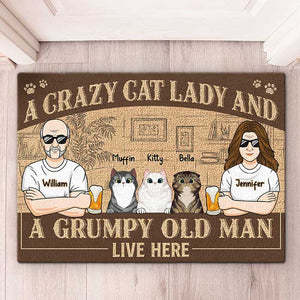 Une folle aux chats et un vieil homme grincheux - Tapis décoratif personnalisé pour couple - Cadeau pour couples, propriétaires d'animaux et amoureux des animaux