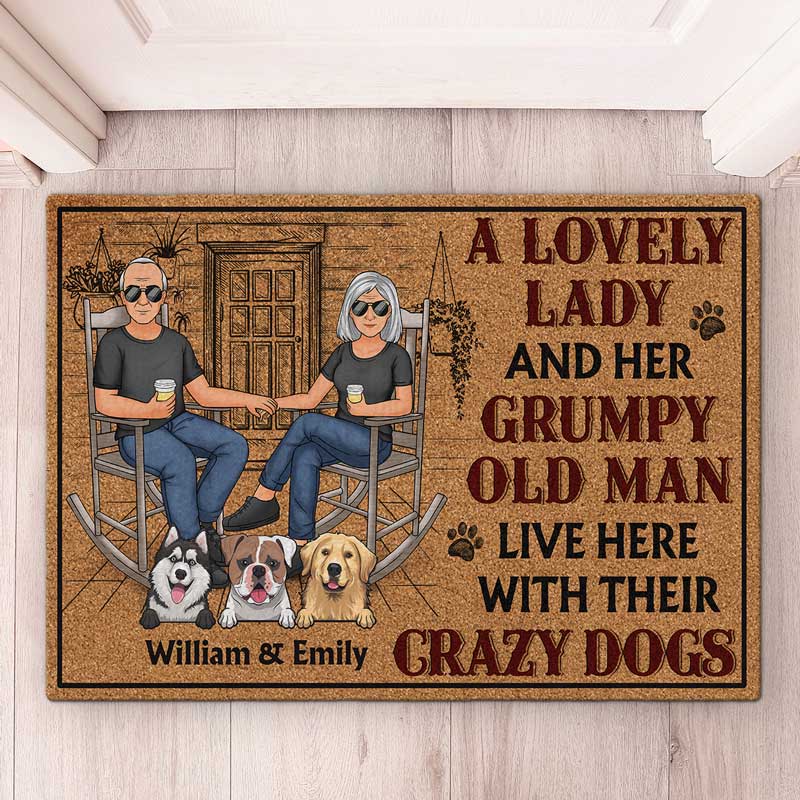 Une charmante dame et son vieil homme grincheux vivent ici avec leurs chiens fous - Tapis décoratif personnalisé pour couple - Cadeau pour couples, propriétaires d'animaux, amoureux des animaux