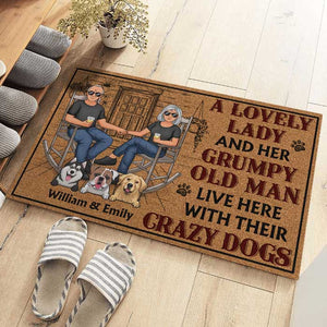 Une charmante dame et son vieil homme grincheux vivent ici avec leurs chiens fous - Tapis décoratif personnalisé pour couple - Cadeau pour couples, propriétaires d'animaux, amoureux des animaux