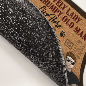 Une charmante dame et son vieil homme grincheux vivent ici - Tapis décoratif personnalisé pour chien - Cadeau pour couples, propriétaires d'animaux et amoureux des animaux