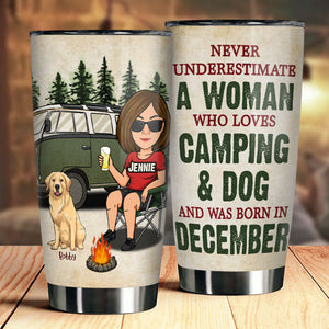 Une femme aime le camping et les chiens - Gobelet personnalisé - Cadeau pour les amoureux du camping et des animaux