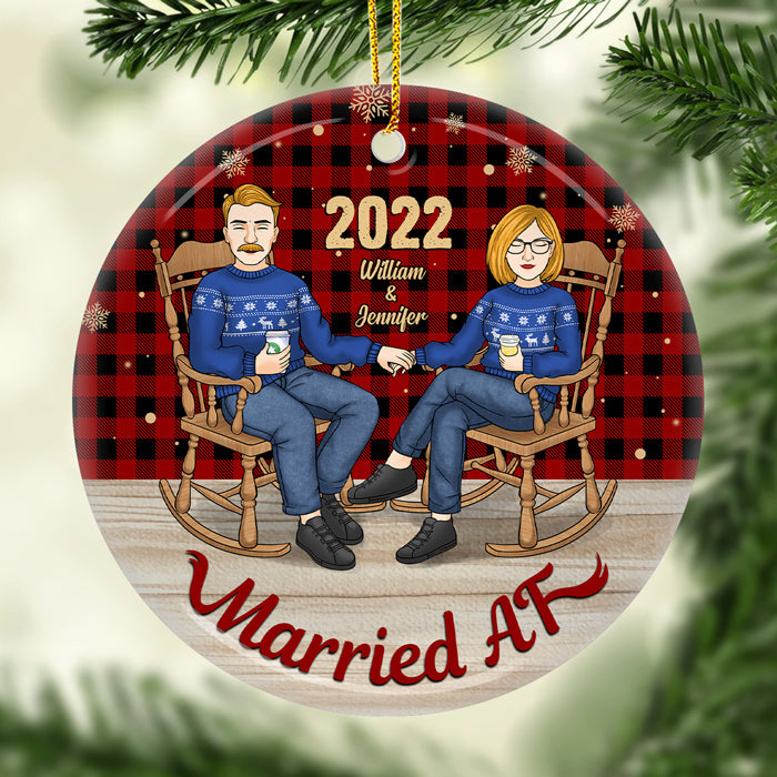 Mari et femme mariés - Décoration de Noël ronde personnalisée en céramique - Cadeau pour couple, mari et femme, anniversaire, fiançailles, mariage, cadeau de mariage, cadeau de Noël