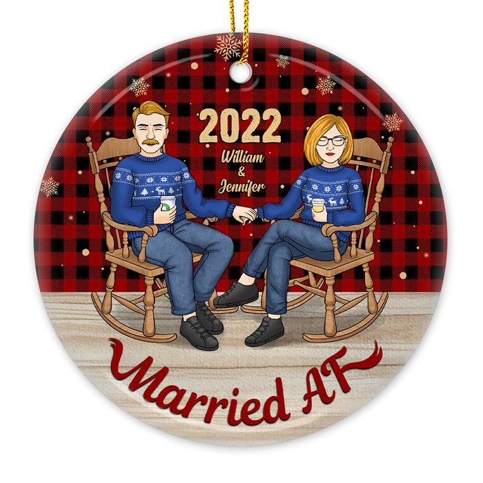 Mari et femme mariés - Décoration de Noël ronde personnalisée en céramique - Cadeau pour couple, mari et femme, anniversaire, fiançailles, mariage, cadeau de mariage, cadeau de Noël