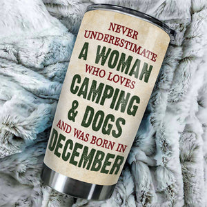 Une femme aime le camping et les chiens - Gobelet personnalisé - Cadeau pour les amoureux du camping et des animaux