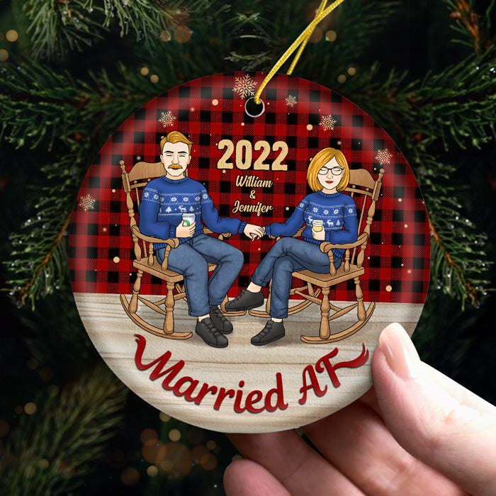 Mari et femme mariés - Décoration de Noël ronde personnalisée en céramique - Cadeau pour couple, mari et femme, anniversaire, fiançailles, mariage, cadeau de mariage, cadeau de Noël