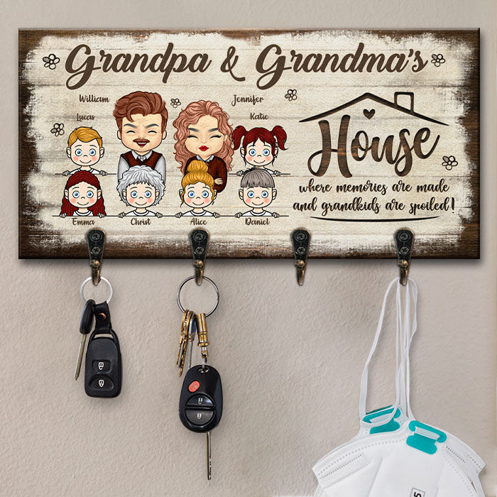 La maison est l'endroit où les souvenirs se créent et où les petits-enfants sont gâtés - Porte-clés personnalisé, porte-clés - Cadeau pour couples, mari et femme