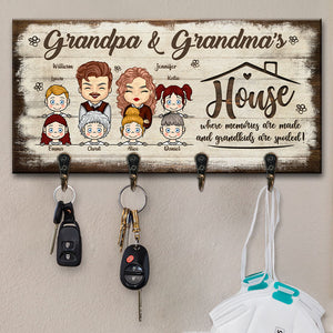 La maison est l'endroit où les souvenirs se créent et où les petits-enfants sont gâtés - Porte-clés personnalisé, porte-clés - Cadeau pour couples, mari et femme