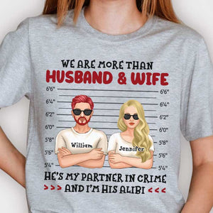 Nous sommes mari et femme, partenaires dans le crime et l'alibi de l'autre - Cadeau pour couples, mari et femme, t-shirt unisexe personnalisé, sweat à capuche