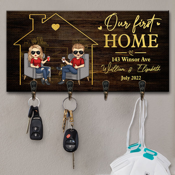 Nous profitons de la vie dans notre première maison - Porte-clés personnalisé, porte-clés - Cadeaux d'anniversaire, cadeau pour couples, mari et femme