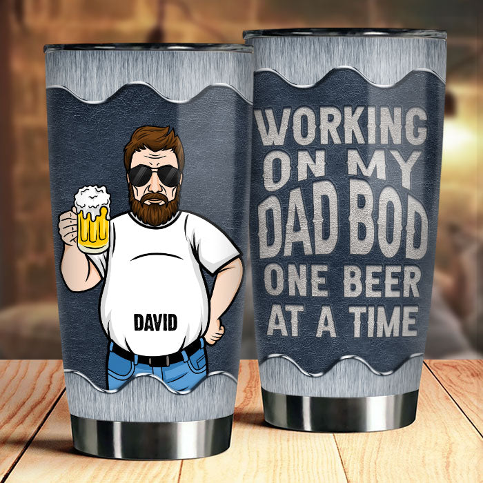 Je travaille sur mon corps de père, une bière à la fois - Cadeau pour papa, grand-père - Verre personnalisé