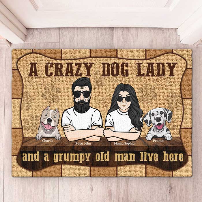 Une folle aux chiens, un vieil homme grincheux - Tapis décoratif personnalisé - Cadeau pour les amoureux des animaux
