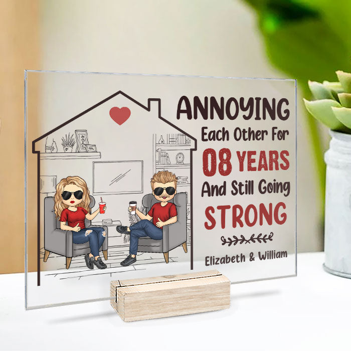Nous nous ennuyons les uns les autres depuis tant d'années et maintenant nous sommes toujours aussi forts - Cadeau pour couples, mari et femme, plaque acrylique personnalisée