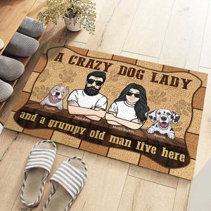 Une folle aux chiens, un vieil homme grincheux - Tapis décoratif personnalisé - Cadeau pour les amoureux des animaux