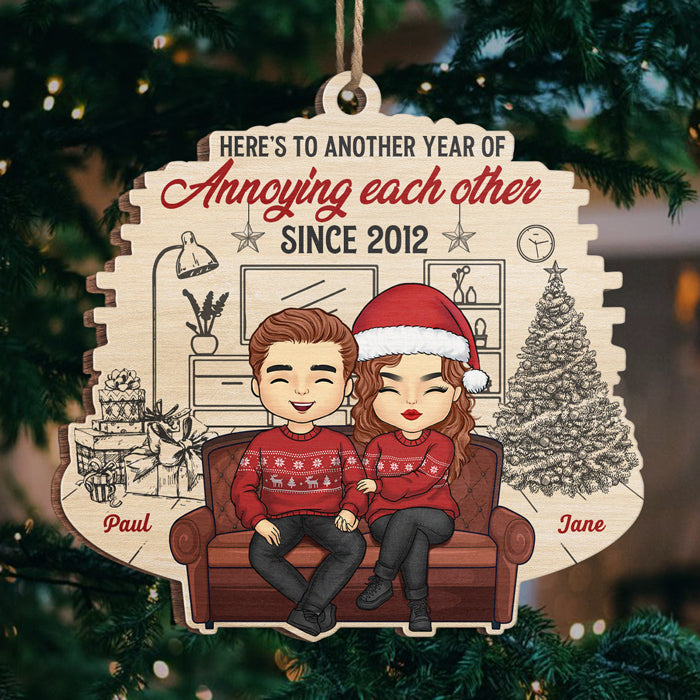 Encore une année à s'embêter mutuellement - Ornement personnalisé pour couple - Forme unique en bois - Cadeau de Noël pour mari et femme, anniversaire