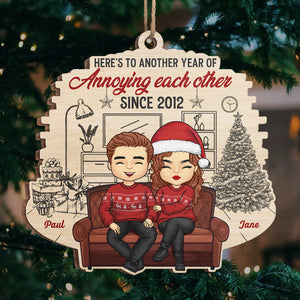 Encore une année à s'embêter mutuellement - Ornement personnalisé pour couple - Forme unique en bois - Cadeau de Noël pour mari et femme, anniversaire
