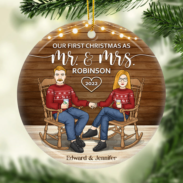 Notre premier Noël en tant que M. et Mme - Décoration de Noël ronde personnalisée en céramique - Cadeau pour couple, mari et femme, anniversaire, fiançailles, mariage, cadeau de mariage, cadeau de Noël