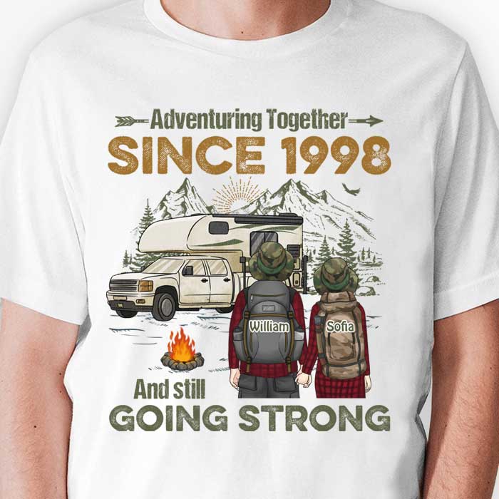 Aventurer ensemble et toujours aussi fort - T-shirt unisexe personnalisé, sweat à capuche, sweat-shirt - Cadeau pour couple, mari, femme, anniversaire, fiançailles, mariage, mariage, cadeau de camping