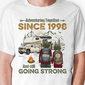 Aventurer ensemble et toujours aussi fort - T-shirt unisexe personnalisé, sweat à capuche, sweat-shirt - Cadeau pour couple, mari, femme, anniversaire, fiançailles, mariage, mariage, cadeau de camping