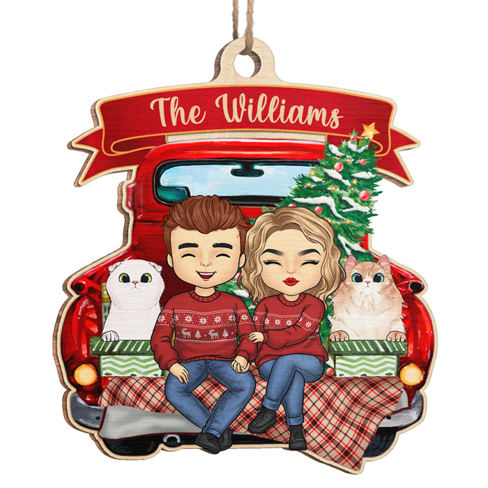 Un couple heureux et leurs chiens assis à l'arrière d'un camion rouge - Ornement personnalisé pour couple - Forme unique en bois - Cadeau de Noël pour mari, femme, anniversaire, amoureux des animaux, propriétaires d'animaux