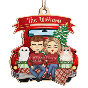Un couple heureux et leurs chiens assis à l'arrière d'un camion rouge - Ornement personnalisé pour couple - Forme unique en bois - Cadeau de Noël pour mari, femme, anniversaire, amoureux des animaux, propriétaires d'animaux
