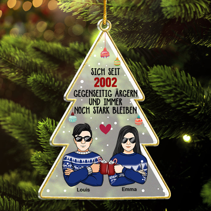 Einander Ärgern Und Trotzdem Stark Bleiben - Décoration de Noël en acrylique personnalisée en forme d'arbre de Noël - Cadeau pour couple, mari, femme, anniversaire, fiançailles, mariage, cadeau de mariage, cadeau de Noël