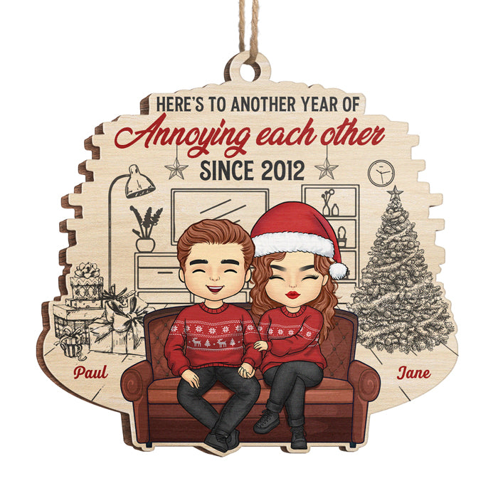 Encore une année à s'embêter mutuellement - Ornement personnalisé pour couple - Forme unique en bois - Cadeau de Noël pour mari et femme, anniversaire