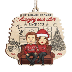 Encore une année à s'embêter mutuellement - Ornement personnalisé pour couple - Forme unique en bois - Cadeau de Noël pour mari et femme, anniversaire