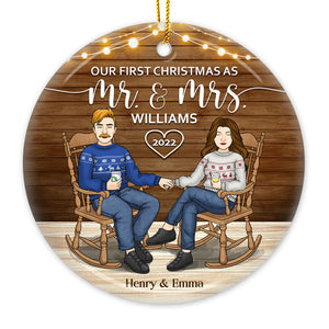 Notre premier Noël en tant que M. et Mme - Décoration de Noël ronde personnalisée en céramique - Cadeau pour couple, mari et femme, anniversaire, fiançailles, mariage, cadeau de mariage, cadeau de Noël