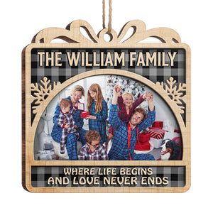 Cet amour ne finit jamais - Décoration de Noël personnalisée en bois en forme de boîte-cadeau - Télécharger une image, cadeau pour la famille, cadeau de Noël