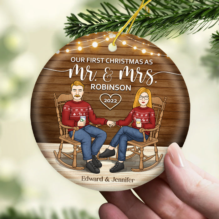 Notre premier Noël en tant que M. et Mme - Décoration de Noël ronde personnalisée en céramique - Cadeau pour couple, mari et femme, anniversaire, fiançailles, mariage, cadeau de mariage, cadeau de Noël