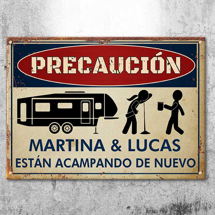 Los Campistas Borrachos Vuelven A Acampar - Panneau métallique de camping personnalisé espagnol