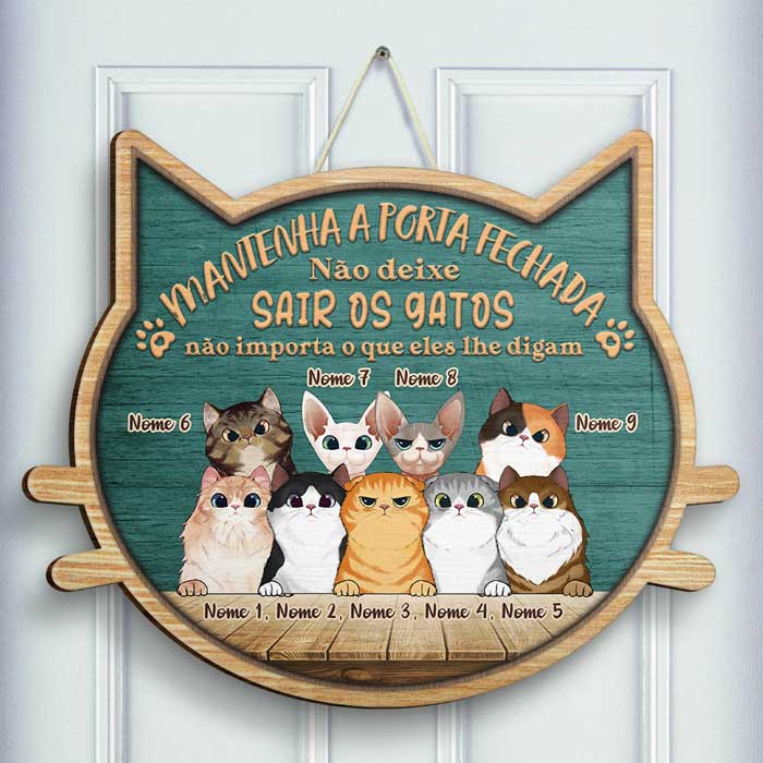 Não Deixe Sair Os Gatos - Não Importa O Que Lhe Digam - Personalized Shaped Door Sign Portuguese.