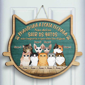 Não Deixe Sair Os Gatos - Não Importa O Que Lhe Digam - Personalized Shaped Door Sign Portuguese.