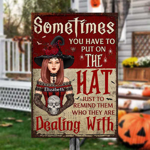 Parfois, il faut mettre le chapeau juste pour leur rappeler à qui ils ont affaire - Plaque métallique de sorcière personnalisée - Cadeau pour sorcières, cadeau pour vous-même, cadeau d'Halloween