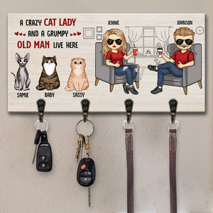 Une folle aux chats et un vieil homme grincheux vivent ici - Porte-clés personnalisé, porte-clés - Cadeau pour couples, mari et femme