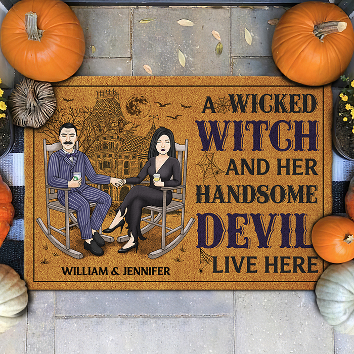 Une méchante sorcière et son beau diable vivent ici - Tapis décoratif personnalisé - Cadeau pour couple, mari et femme, cadeau d'Halloween