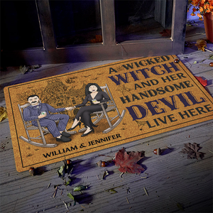 Une méchante sorcière et son beau diable vivent ici - Tapis décoratif personnalisé - Cadeau pour couple, mari et femme, cadeau d'Halloween