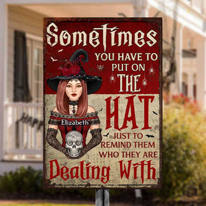Parfois, il faut mettre le chapeau juste pour leur rappeler à qui ils ont affaire - Plaque métallique de sorcière personnalisée - Cadeau pour sorcières, cadeau pour vous-même, cadeau d'Halloween