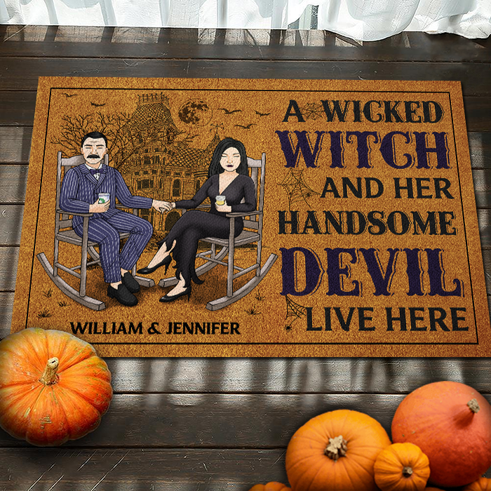 Une méchante sorcière et son beau diable vivent ici - Tapis décoratif personnalisé - Cadeau pour couple, mari et femme, cadeau d'Halloween