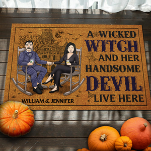 Une méchante sorcière et son beau diable vivent ici - Tapis décoratif personnalisé - Cadeau pour couple, mari et femme, cadeau d'Halloween