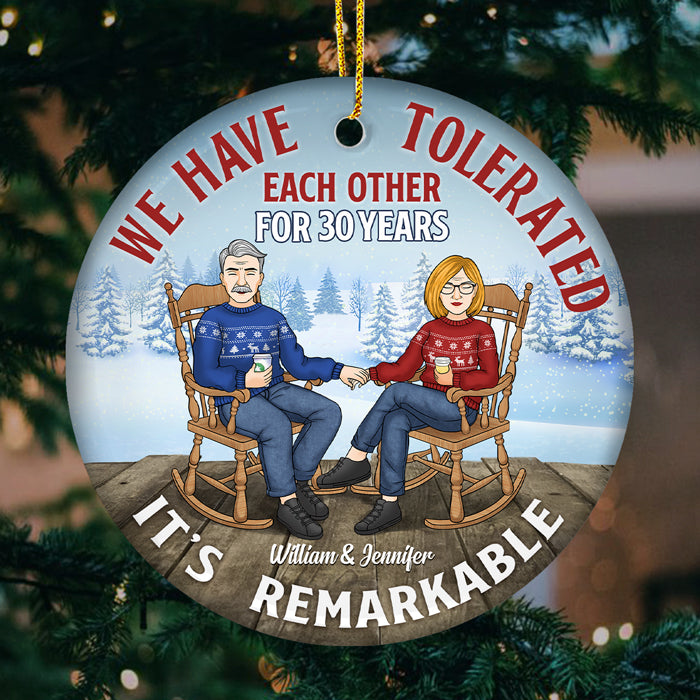 C'est remarquable que nous ayons toléré pendant des décennies - Décoration de Noël en céramique ronde personnalisée - Cadeau pour couple, mari, femme, anniversaire, fiançailles, mariage, cadeau de mariage, cadeau de Noël