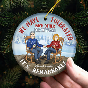 C'est remarquable que nous ayons toléré pendant des décennies - Décoration de Noël en céramique ronde personnalisée - Cadeau pour couple, mari, femme, anniversaire, fiançailles, mariage, cadeau de mariage, cadeau de Noël