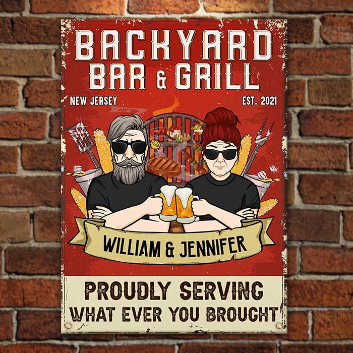 Bar et grill d'arrière-cour servant fièrement ce que vous avez apporté - Cadeau pour couples, mari et femme, plaque en métal personnalisée