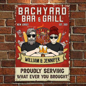 Bar et grill d'arrière-cour servant fièrement ce que vous avez apporté - Cadeau pour couples, mari et femme, plaque en métal personnalisée